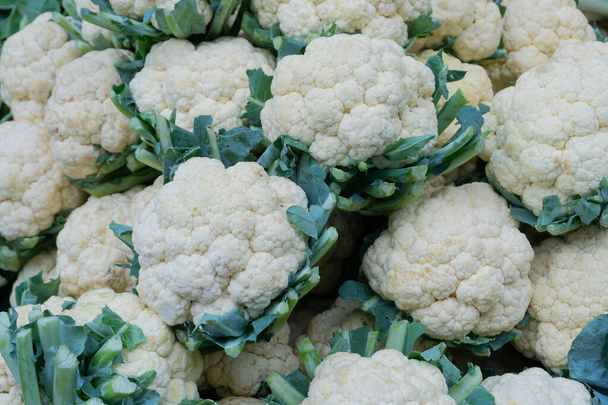Cauliflower, Brassica oleracea, овочі на продаж на ринку Territy Bazar, Kolkata, West Bengal, India. - Фото, зображення