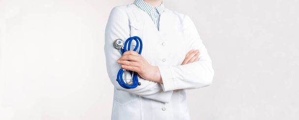 Vue recadrée de la femme médecin en uniforme debout et tenant un stéthoscope. Copiez l'espace pour votre texte - Photo, image
