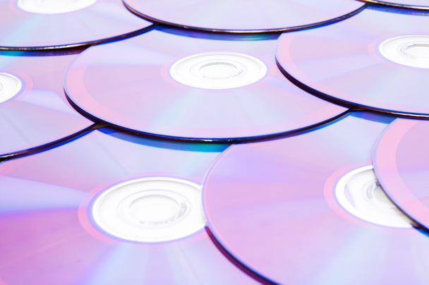 Muchos DVD arreglados en el fondo blanco
 - Foto, Imagen