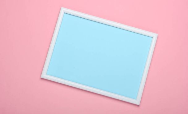 Marco vacío para copiar espacio sobre fondo rosa. tendencia de color pastel, minimalismo - Foto, imagen