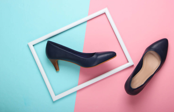 Zapatos clásicos de tacón alto para mujer sobre fondo pastel azul-rosa con marco blanco. Un tiro de moda. Puesta plana creativa. Vista superior. Minimalismo - Foto, Imagen