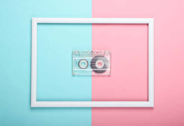 Audio kazeta na růžové modré pastelové pozadí s bílým rámem. Studio záběr. Kreativní retro byt. Horní pohled. Minimalismus. 80s - Fotografie, Obrázek