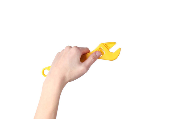 Руки, що тримають іграшковий ключ ізольовані на білому тлі
. - Фото, зображення