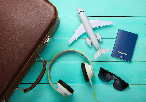 Utazási koncepció. Régi poggyász és utazási kiegészítők kék fa háttér. Repülési út, utazás, utazás. Lapos kompozíció. Felülnézet - Fotó, kép