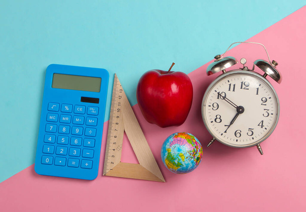 Vissza a suliba. Iskola és irodai kellékek kék rózsaszín pasztell háttérrel. Oktatási, tanulási koncepció. Felülnézet. - Fotó, kép