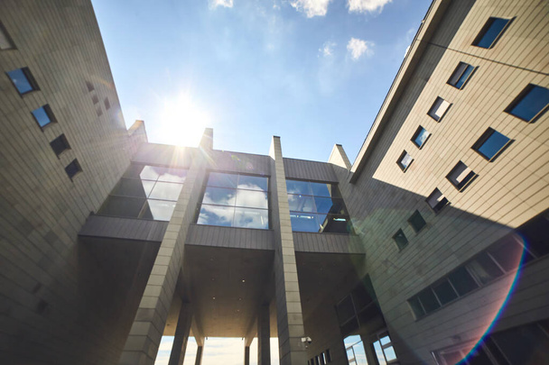 WROCLAW, POLEN - 11. Mai 2019: Neue Gebäude moderner Architektur im Zentrum der Stadt Breslau, Polen - Foto, Bild