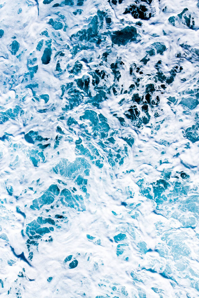 青い海の泡上から地中海に吹き付ける - 写真・画像