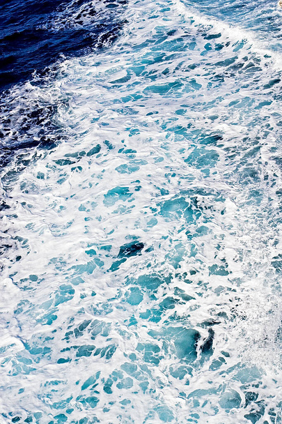 Akdeniz 'e yukarıdan beyaz deniz köpüğü püskürt. - Fotoğraf, Görsel