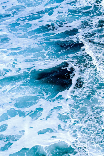 blauw zeeschuim, spray op de Middellandse Zee van bovenaf - Foto, afbeelding