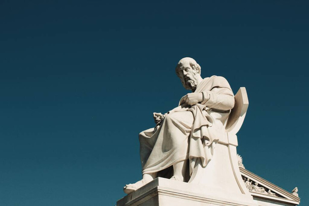 Statua starożytnego greckiego filozofa Platona w Atenach, Grecja, 9 października 2020. - Zdjęcie, obraz