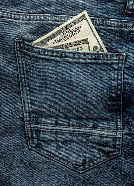 Sto dolarů bankovky v zadní kapse modré džíny close-up. - Fotografie, Obrázek
