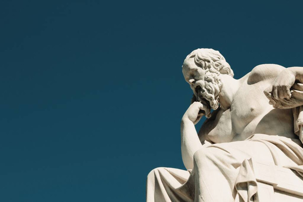 Statua dell'antico filosofo greco Socrate ad Atene, Grecia, 9 ottobre 2020. - Foto, immagini