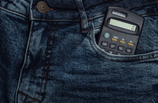Taschenrechner in der Vordertasche der Jeans in Großaufnahme - Foto, Bild