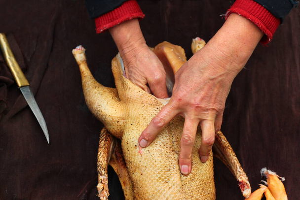 ガチョウの確認、鶏肉の処理の一部です。内臓や内臓の除去. - 写真・画像