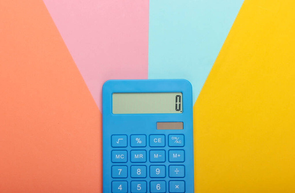 Calculadora azul sobre fundo pastel colorido. Cálculo ou contagem. Minimalismo. Vista superior - Foto, Imagem