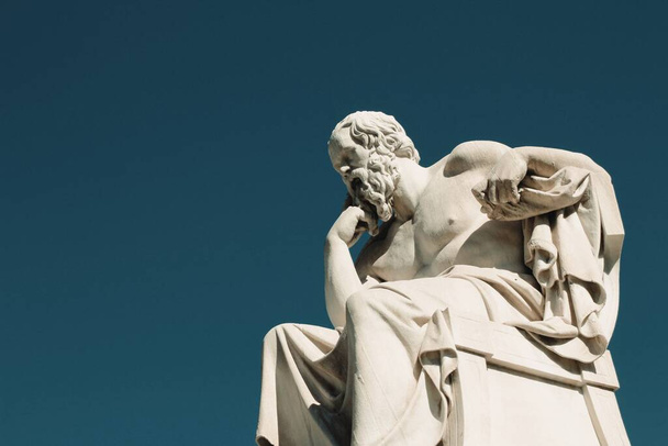 Muinaisen kreikkalaisen filosofin Sokrateen patsas Ateenassa, Kreikka, 9. lokakuuta 2020. - Valokuva, kuva