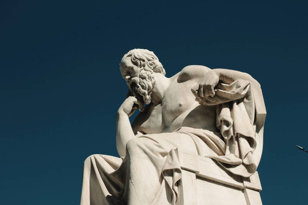 Estatua del antiguo filósofo griego Sócrates en Atenas, Grecia, 9 de octubre de 2020. - Foto, imagen