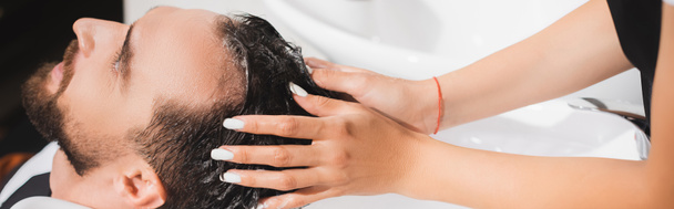 κομμωτήριο πλύσιμο των μαλλιών του νεαρού άνδρα στο σαλόνι ομορφιάς, πανό - Φωτογραφία, εικόνα