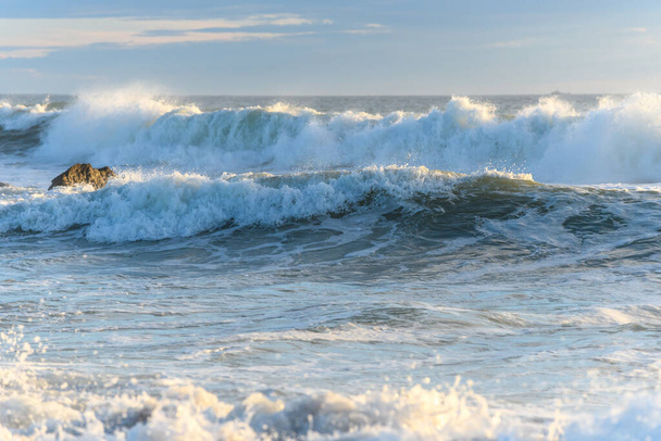 Σπάσιμο κύματα σε μια παραλία του Ατλαντικού Ωκεανού στη Γαλλία. - Φωτογραφία, εικόνα