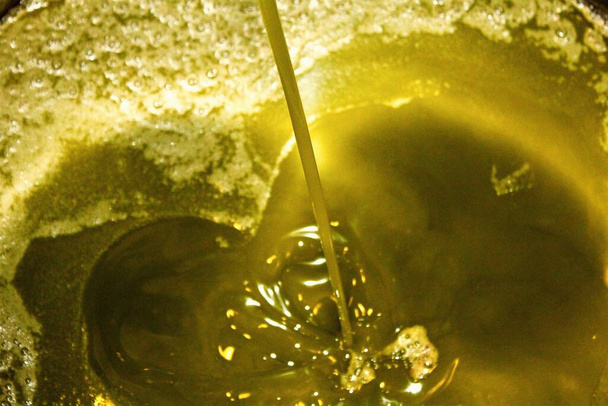 Proceso de extracción de aceite de oliva virgen extra en el molino de aceite de oliva en las afueras de Atenas en Ática, Grecia. - Foto, imagen
