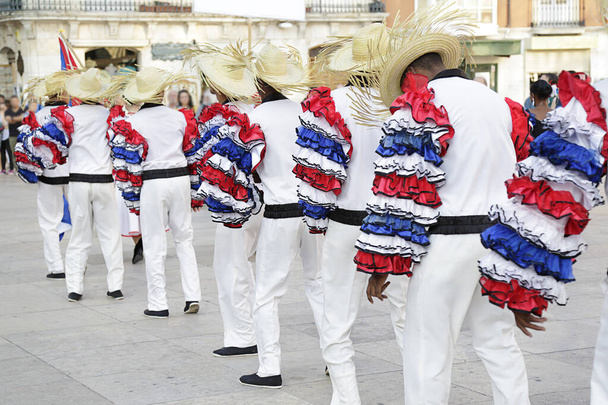 Tanssijat yllään yksi folk puku Kuuban valmis tanssimaan - Valokuva, kuva