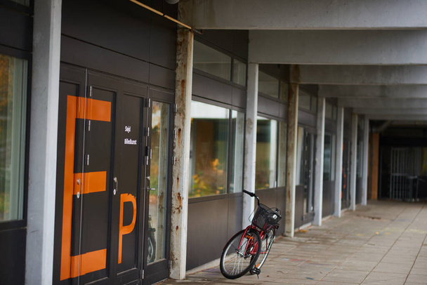 Entrada a clase de artes en una escuela con una bicicleta estacionada - Foto, imagen