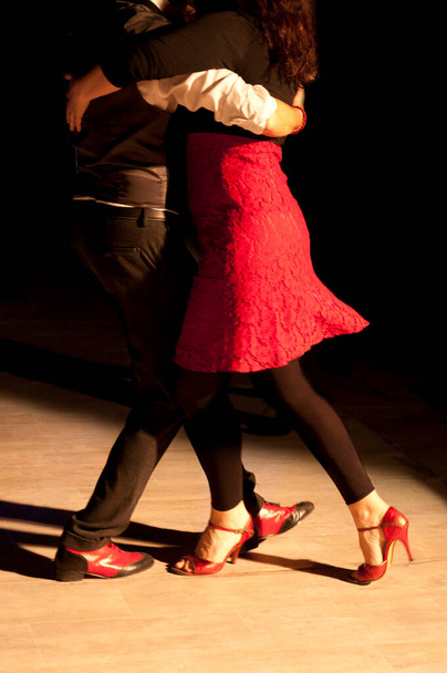 Két tangó táncos egy utcai tangó kiállításon. - Fotó, kép