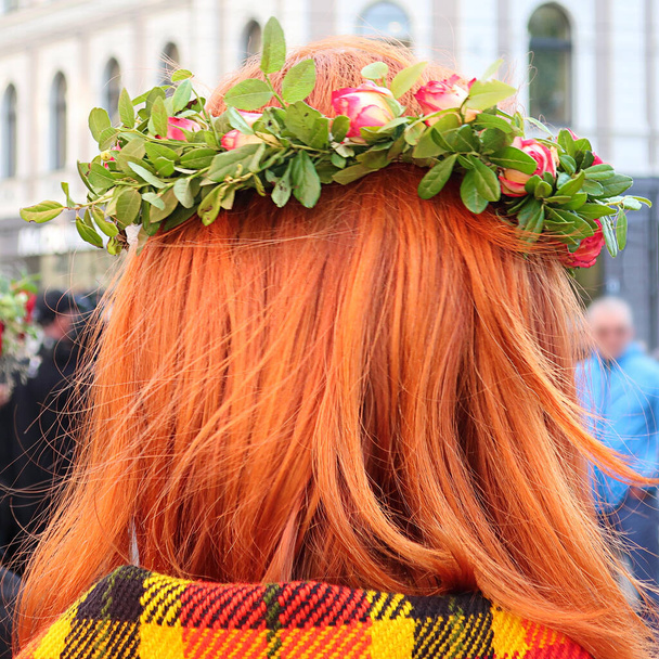 Mladá žena v lotyšském lidovém kostýmu - Fotografie, Obrázek