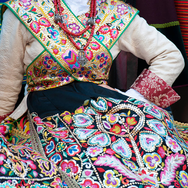 Nainen yllään yksi folk puku Zamora (Espanja) poseeraa ryhmäkuva - Valokuva, kuva