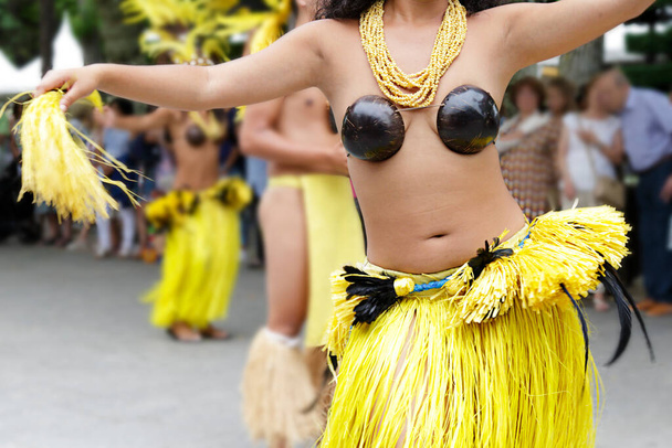 Tänzer tanzen und tragen die traditionelle Tracht aus Tahiti, Französisch-Polynesien - Foto, Bild