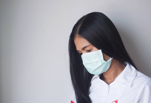 Πορτρέτο της νεαρής γυναίκας λυπημένος φορώντας μάσκα προσώπου, ιό, coronavirus, Υγεία και Ιατρική έννοια. - Φωτογραφία, εικόνα
