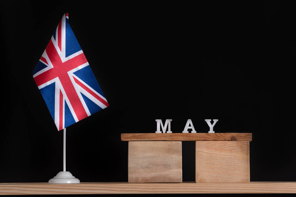 Houten kalender van mei met Groot-Brittannië vlag op zwarte achtergrond. Voorjaarsvakantie in het Verenigd Koninkrijk - Foto, afbeelding
