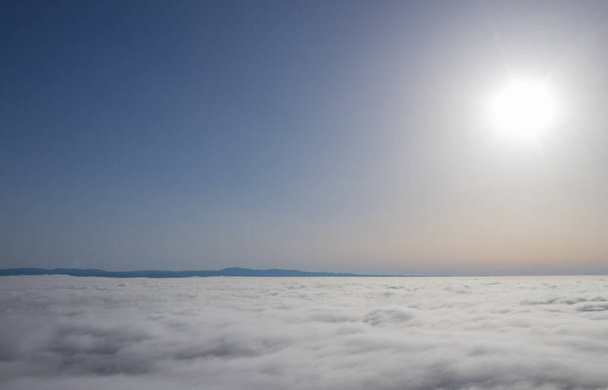 Alentejo地域では、雲の上に熱気球。ポルトガル. - 写真・画像