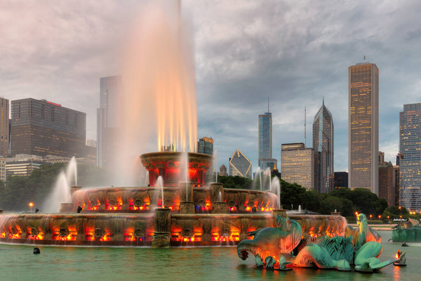 バッキンガム噴水とシカゴのダウンタウンの夕日,シカゴ,イリノイ州,アメリカ. - 写真・画像