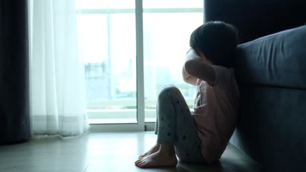 Crianças chorando, menina sentindo-se triste, criança infeliz - Filmagem, Vídeo