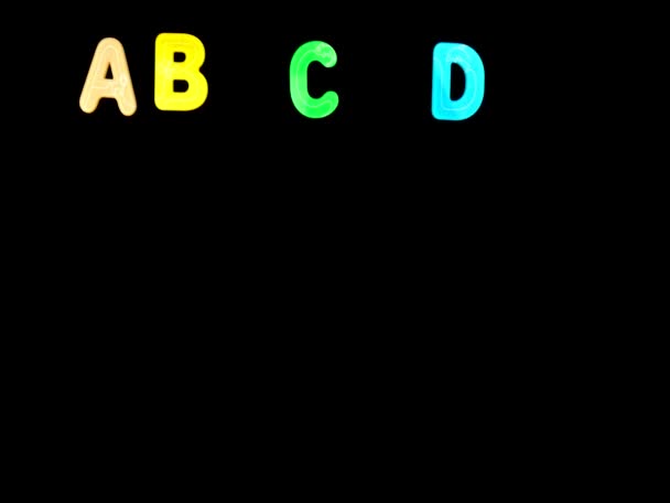 Stop-Motion. das Alphabet der leuchtenden Buchstaben kommt - Filmmaterial, Video