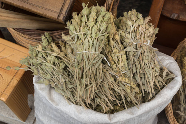 Горы сухого чая на местном рынке - Фото, изображение