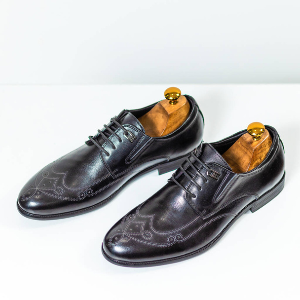 Die klassischen schwarzen Schuhe für Männer aus nächster Nähe - Foto, Bild