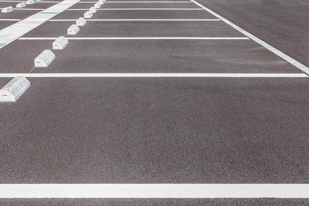 Aparcamiento vacío, Estacionamiento con marca blanca, Carril de estacionamiento al aire libre en el parque público - Foto, Imagen