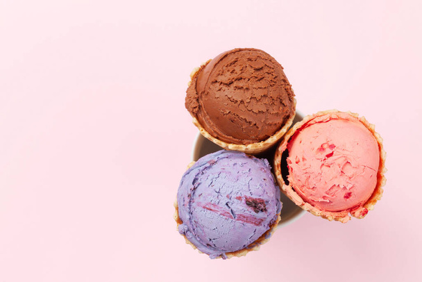 Meyveli, vanilyalı ve çikolatalı dondurma. Üst görünüm düzlüğü kopyalama alanı ile yatıyordu - Fotoğraf, Görsel