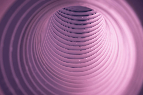 Schöne runde abstrakte rosa Tunnel mit Farbe Licht auf einem Hintergrundmuster texturierten Furt-Design. - Foto, Bild
