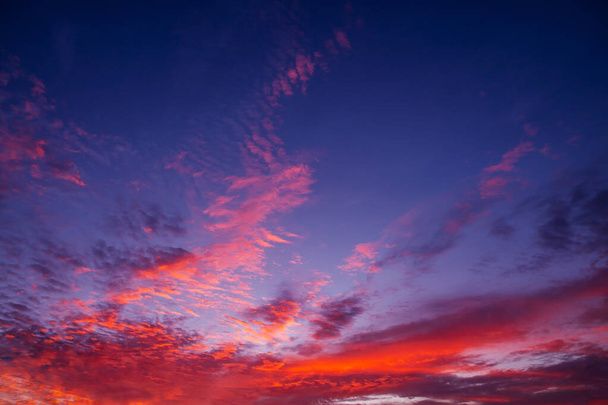 Wzór barwnej chmury i zachody słońca lub zachody słońca: Dramatyczny zachód słońca o zmierzchu, Piękno nieba, Streszczenie i wzór tła chmury - Zdjęcie, obraz