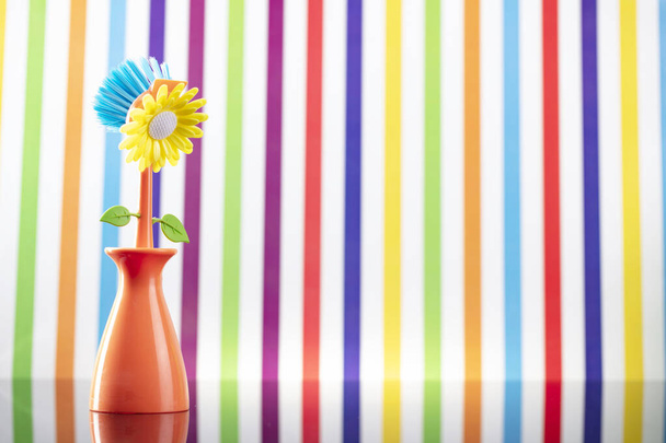 Huis en kantoor schoonmaak thema. Kleurrijke set flessen met klevende vloeistoffen op achtergrond in de vorm van kleurrijke strepen. - Foto, afbeelding