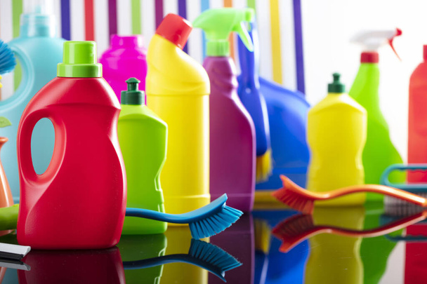 Tema de limpieza de casa y oficina. Conjunto colorido de botellas con líquidos inclinados en el fondo en forma de rayas de colores. - Foto, imagen