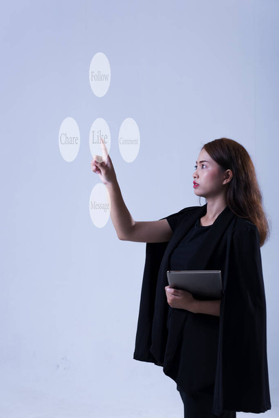 Businesswoman nyomja meg a modern szociális gombok virtuális háttér. - Fotó, kép