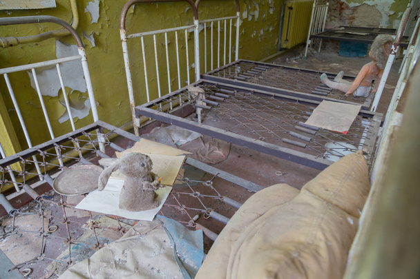Tschernobyl. Schulgebäude in der ukrainischen Stadt Pripjat. Ausschlusszone. - Foto, Bild