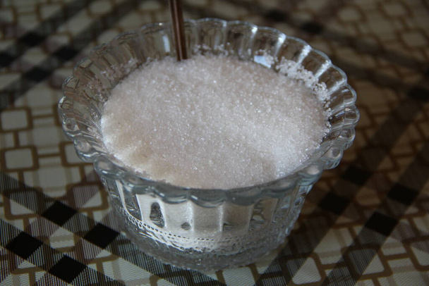 Azúcar en el tazón de vidrio - Foto, imagen
