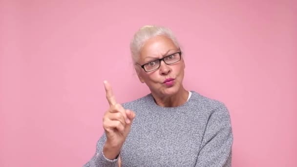 Reife Geschäftsfrau mittleren Alters zeigt mit dem Finger nach oben und gibt Ratschläge - Filmmaterial, Video