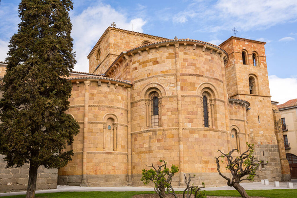 Avila, İspanya 'daki eski San Pedro kilisesi. - Fotoğraf, Görsel