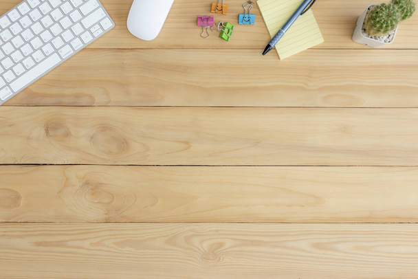 bureau, table en bois avec fournitures de bureau, espace de travail de bureau. - Photo, image